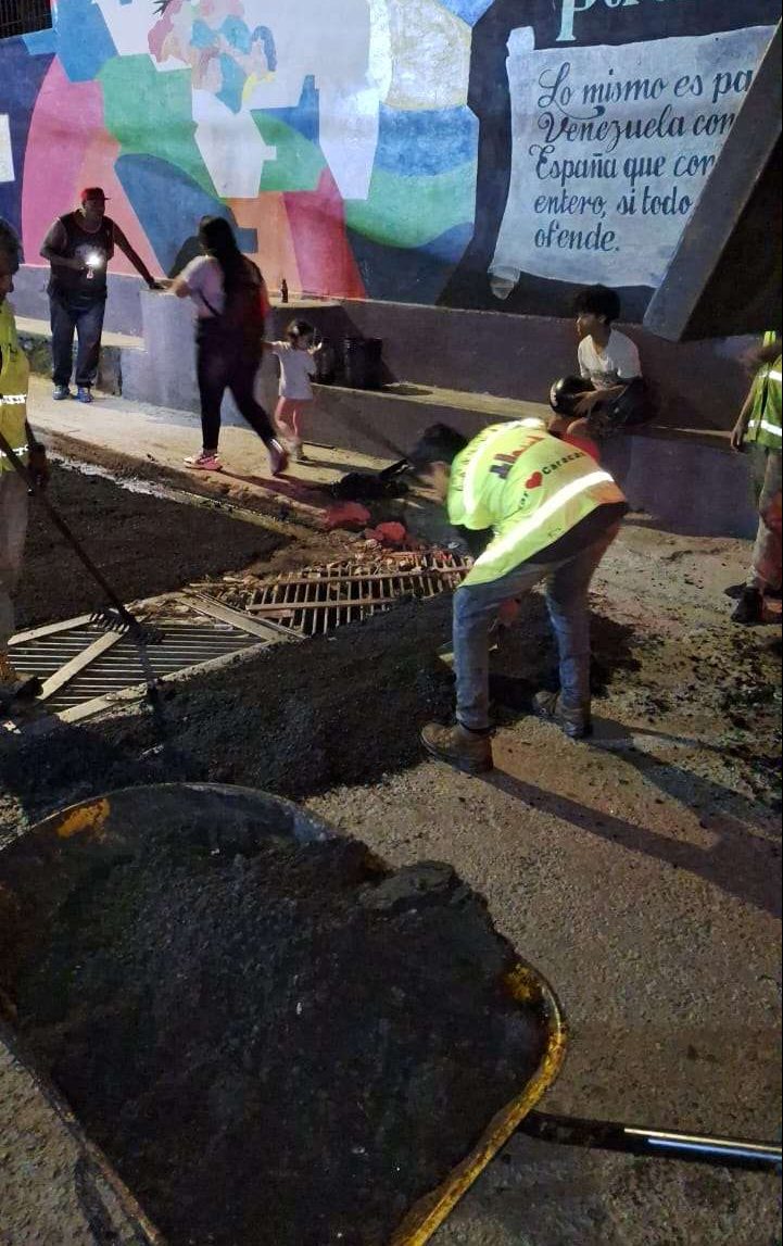 Adelantan labores de asfaltado en parroquias de Caracas