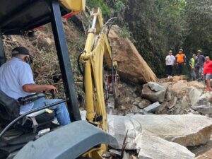 Atienden deslizamientos en la carretera hacia Choroní