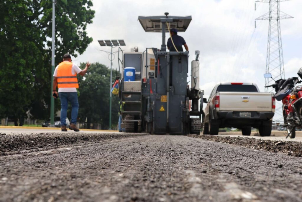 Avanzan trabajos de recuperación vial en calles y avenidas de Maracay