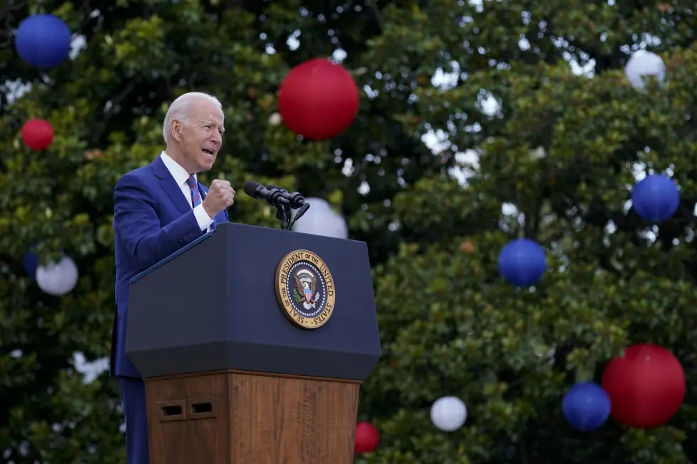 Biden festeja Día de la Independencia en busca de tranquilizar a los demócratas