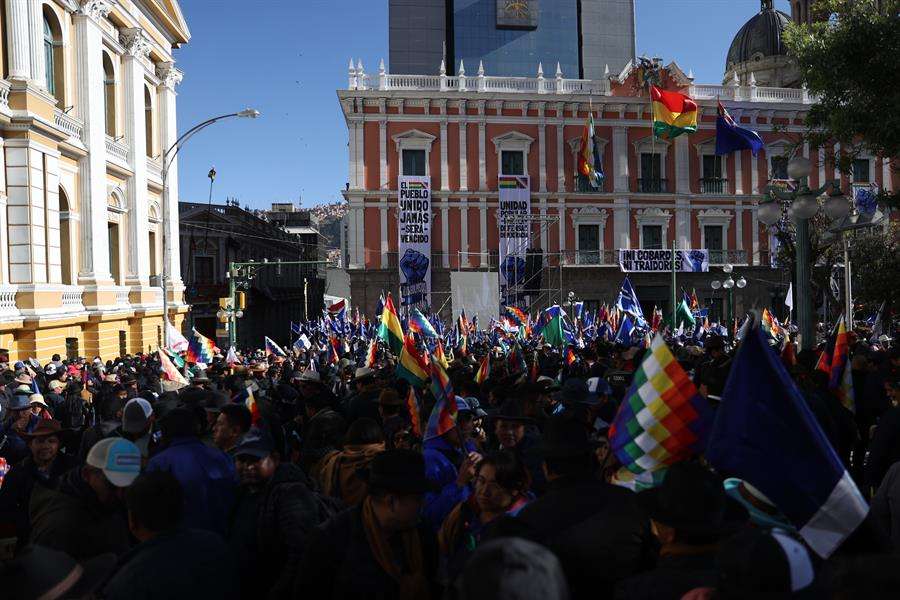 Bolivianos marcharon en apoyo a Arce y contra el golpe de Estado