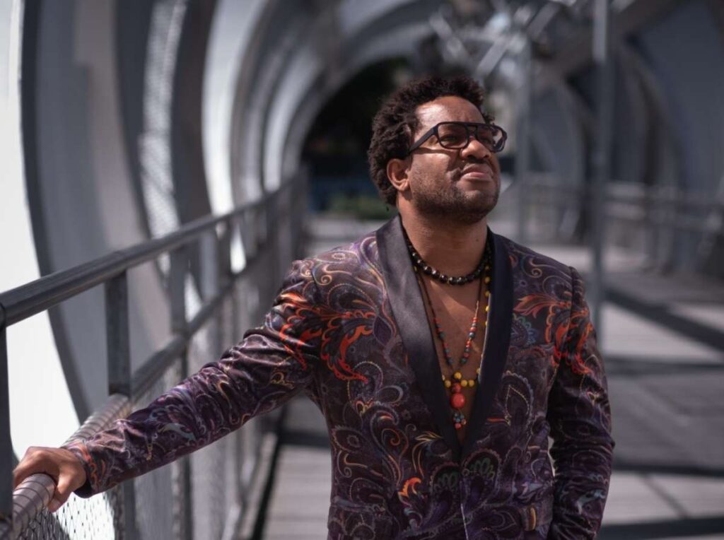 Carlos Talez lleva a Venezuela en su tambor