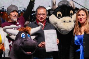 Colombia sanciona ley que prohíbe las corridas de toros