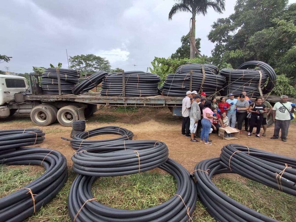 Comuna guariqueña recibe mangueras para ejecutar proyecto de agua potable