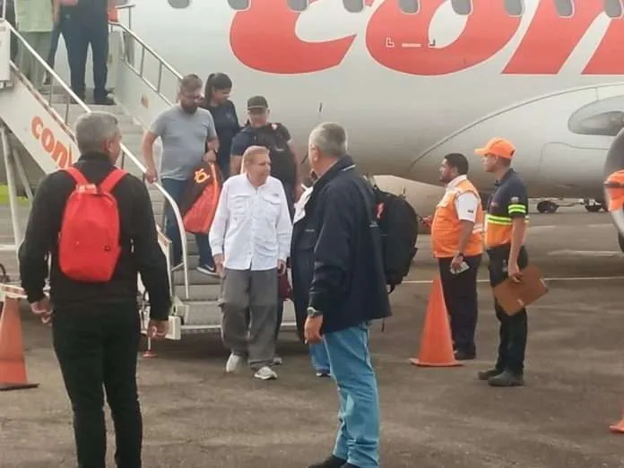 Trabajadores de Conviasa recriminaron al candidato Edmundo González viajar por la aerolínea luego de apoyar las sanciones contra ella