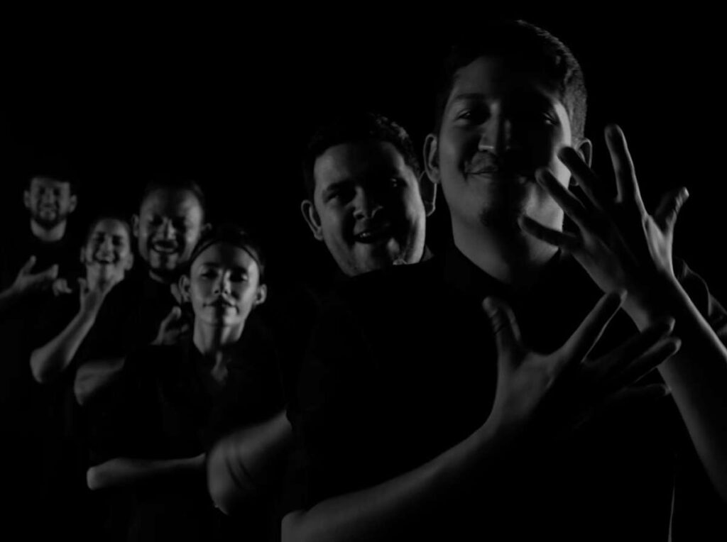 Coro de Manos Blancas recibe elogios por participación en video de Coldplay