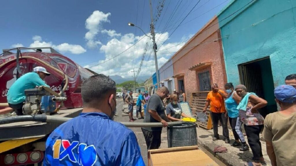 Entregan toneladas de alimentos y medicinas a damnificados de Cumanacoa