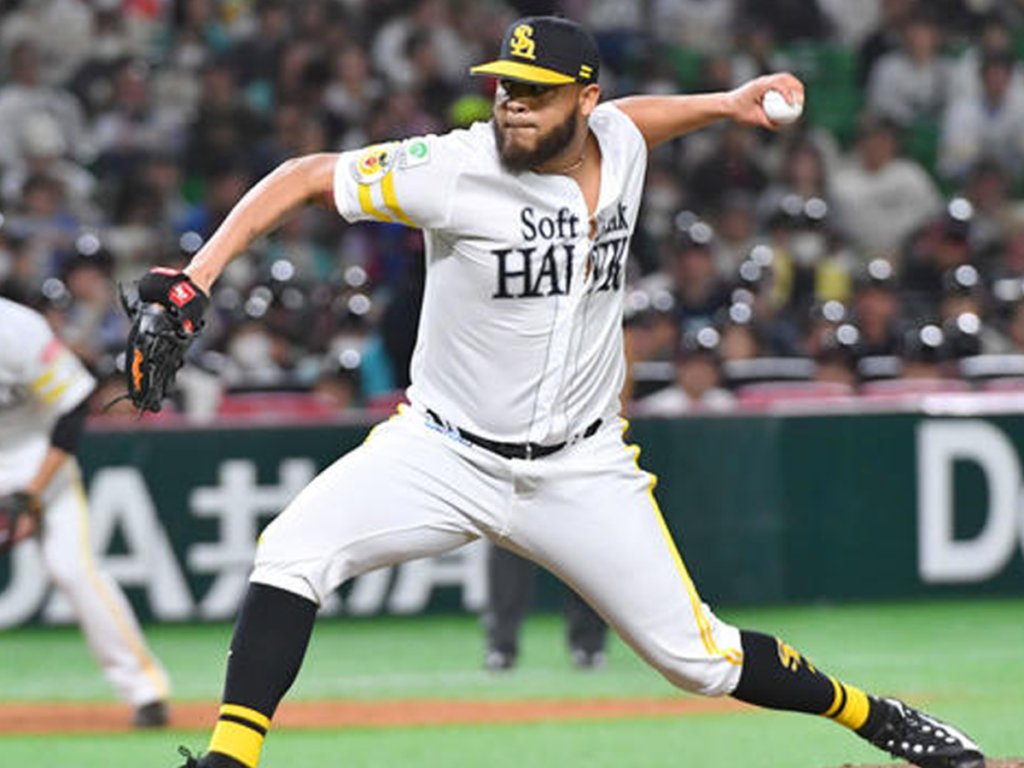Darwinzon Hernández luce en bullpen de SoftBank