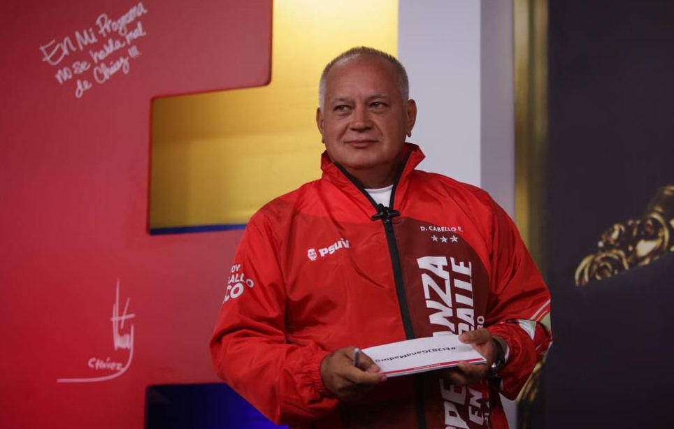 Edmundo está muy preocupado, su hija Mariana ha estado hablando con diferentes embajadores para que lo protejan de María Corina