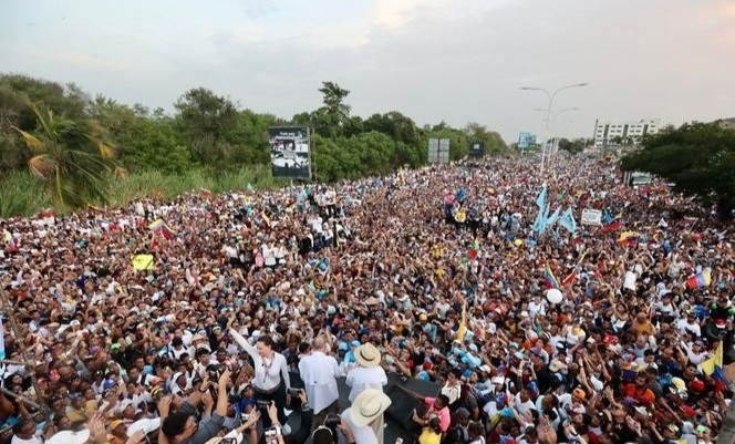 Una multitud recibió a Edmundo González y María Corina en Barcelona