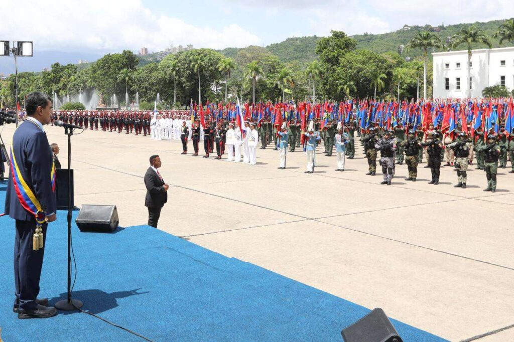 En unión cívico-militar desfilaron 15 mil combatientes para celebrar 213 años de Independencia