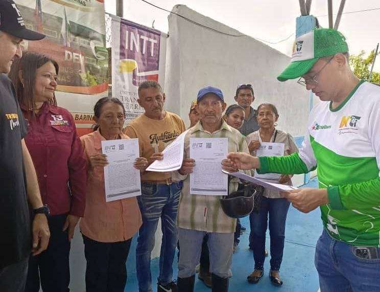 Entregan más de 130 títulos de tierras a campesinos en Barinas