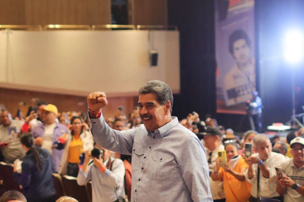 Estrenan película y bautizan libro sobre la vida del presidente Maduro