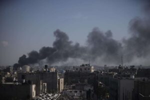 Hezbolá lanza decenas de cohetes contra objetivos en Israel