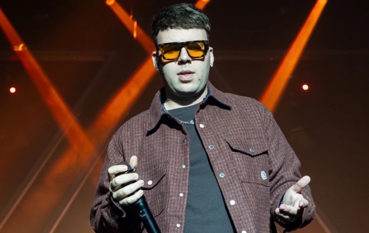 Tras meses de retiro, Quevedo reaparece con sorprendente cambio físico