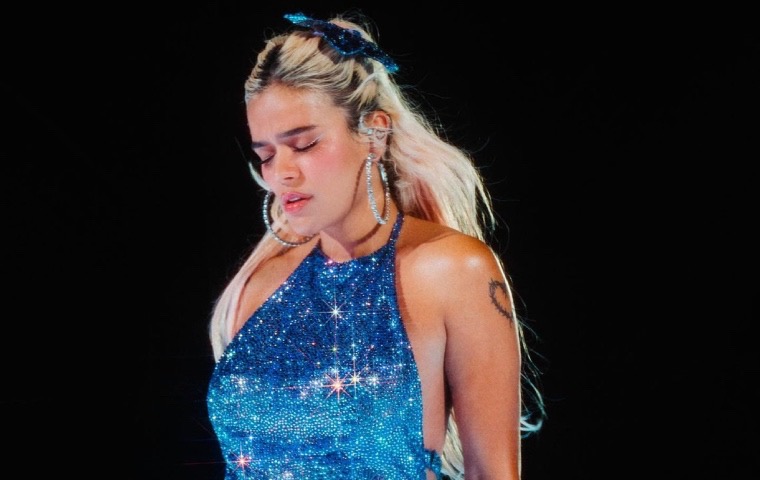 Karol G rompe en llanto en pleno concierto por la muerte de un amigo cercano