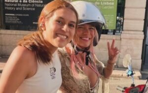 Karol G conquista las calles de Lisboa en moto
