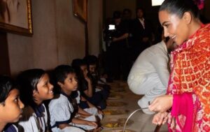 Kim Kardashian sorprende con donación de comida a niños en India