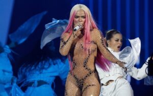 Karol G se conmueve ante la ovación de sus fanáticos en su primera noche en el Bernabéu