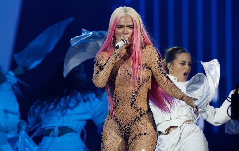 Karol G se conmueve ante la ovación de sus fanáticos en su primera noche en el Bernabéu