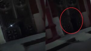 ¿Ilusión óptica o algo paranormal? Joven pasó por un cementerio y grabó a una escalofriante figura