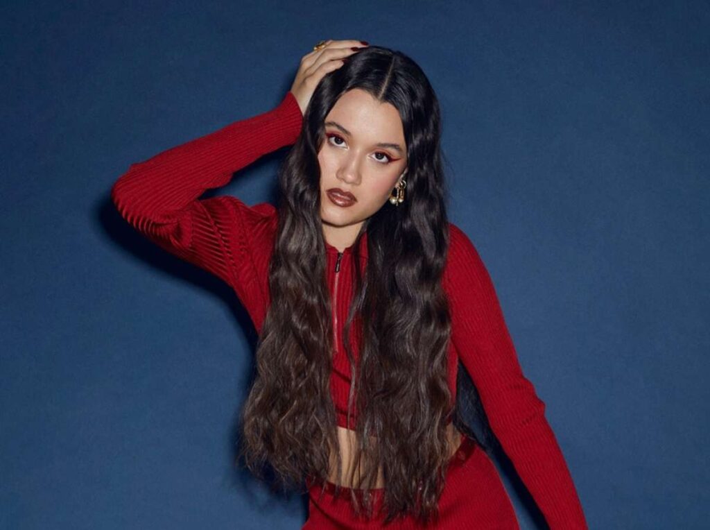 Joaquina canta desde un balcón en nuevo video de "Pesimista"