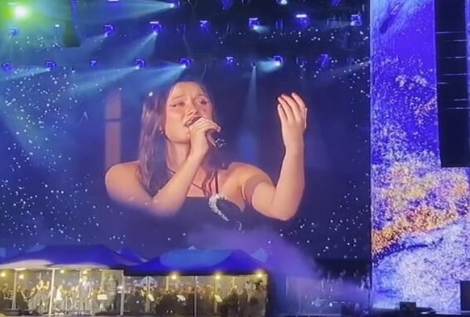 ¡Orgullo venezolano! Joaquina compartió escenario con Andrea Bocelli para interpretar “Vivo por Ella”