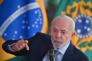 Lula afirma que el mundo aún no puede prescindir del petróleo