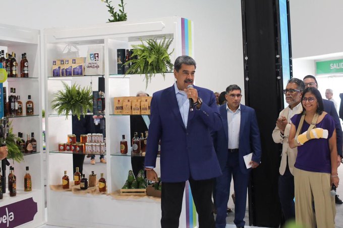 Maduro firma decreto para eliminar por completo el IGTF