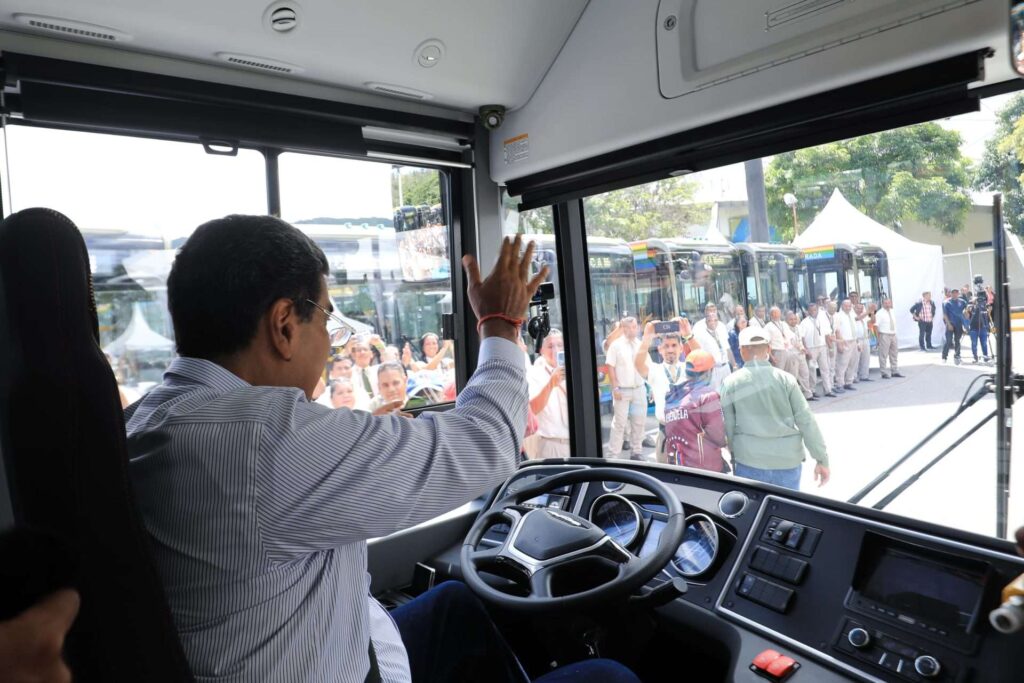 Maduro entregó 226 unidades Yutong para el sistema MetroBus