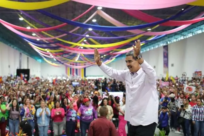 Maduro fue recibido por movimiento feminista en La Carlota