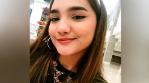 Una joven salió a su trabajo en una moto y en el camino un camión la impactó