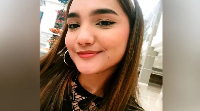 Una joven salió a su trabajo en una moto y en el camino un camión la impactó