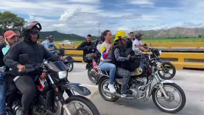 El periodista Darvinson Rojas criticó a María Corina por llegar a la concentración de Valencia sin casco