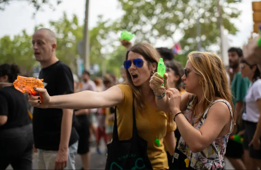 Miles se manifiestan en Barcelona contra el turismo masivo