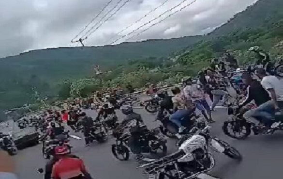 Motopiruetas en pleno cortejo fúnebre se enfrentaron a la PNB