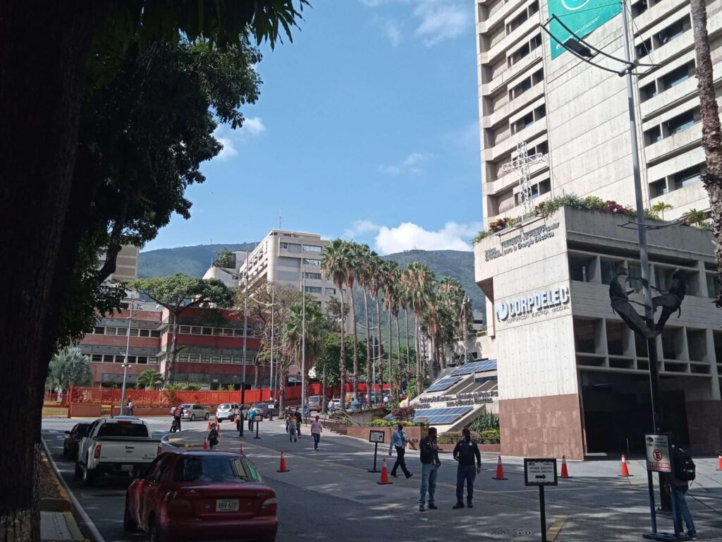 Policía y vecinos se unen en Plaza Los Samanes para cuidar a abuelas