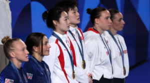 China abre el medallero olímpico con oros en tiro y clavados