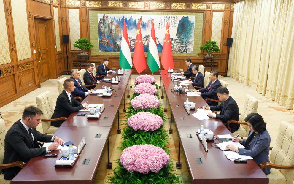 Presidente de China y Premier húngaro conversan sobre crisis en Ucrania