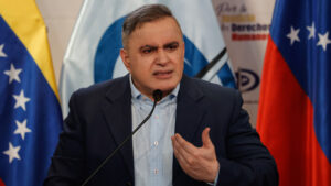 Tarek William Saab manda a investigar a sujetos que maltrataron a un gallo y rodaron con su cuerpo en una moto