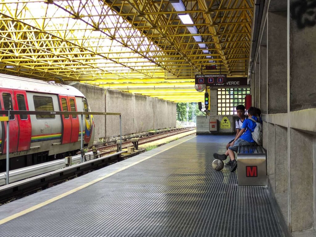 Usuarios del Metro de Caracas podrán esperar el tren sentados