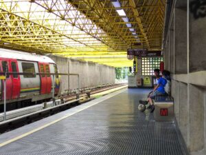 Usuarios del Metro de Caracas podrán esperar el tren sentados