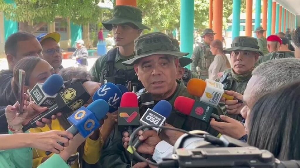 Ministro de Defensa, Padrino López ejerció su derecho al voto este 28J