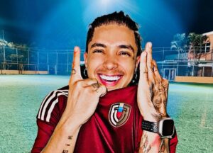 Sixto Rein llama a votar en Venezuela y le dan hasta con el tobo