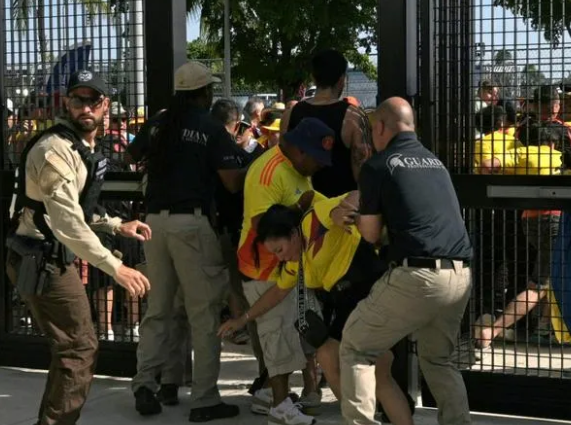 Caos en los accesos del Hard Rock Stadium de Miami previo a la final de la Copa América