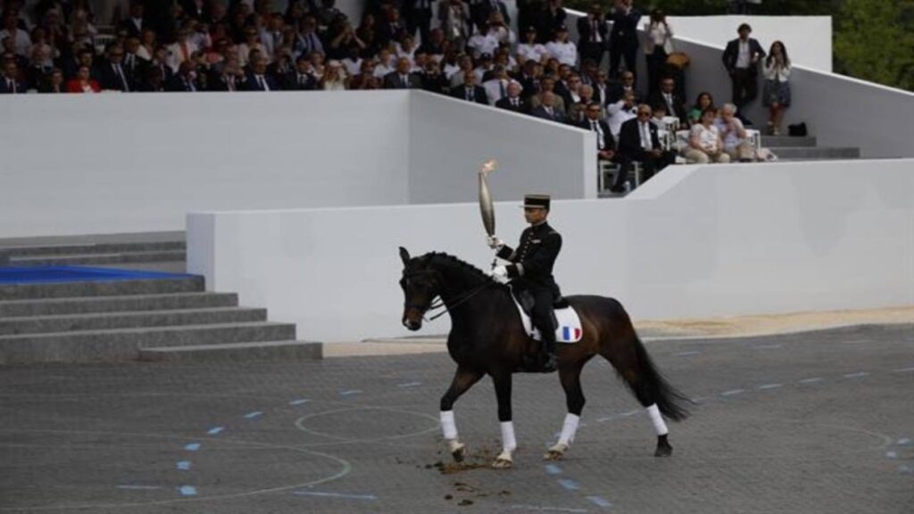 Llama olímpica llega a París coincidiendo con fiesta nacional de Francia