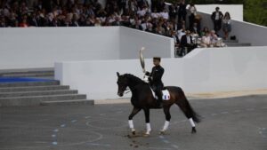 Llama olímpica llega a París coincidiendo con fiesta nacional de Francia