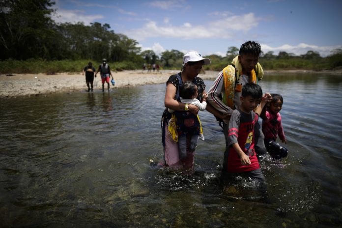 Cierra de pasos fronterizos e Panamá aumentará el represamiento de migrantes en la inhóspita selva fronteriza del Darién