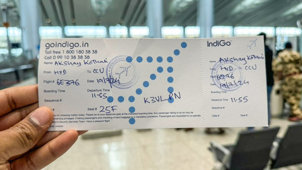 Tarjetas de embarque escritas a mano y pizarras manuales de información de vuelos tras el apagón de Microsoft