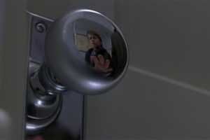 25 años de la película con la que M. Night Shyamalan se volvió el niño prodigio del cine. Una extraordinaria película de terror que puedes ver en Disney+
